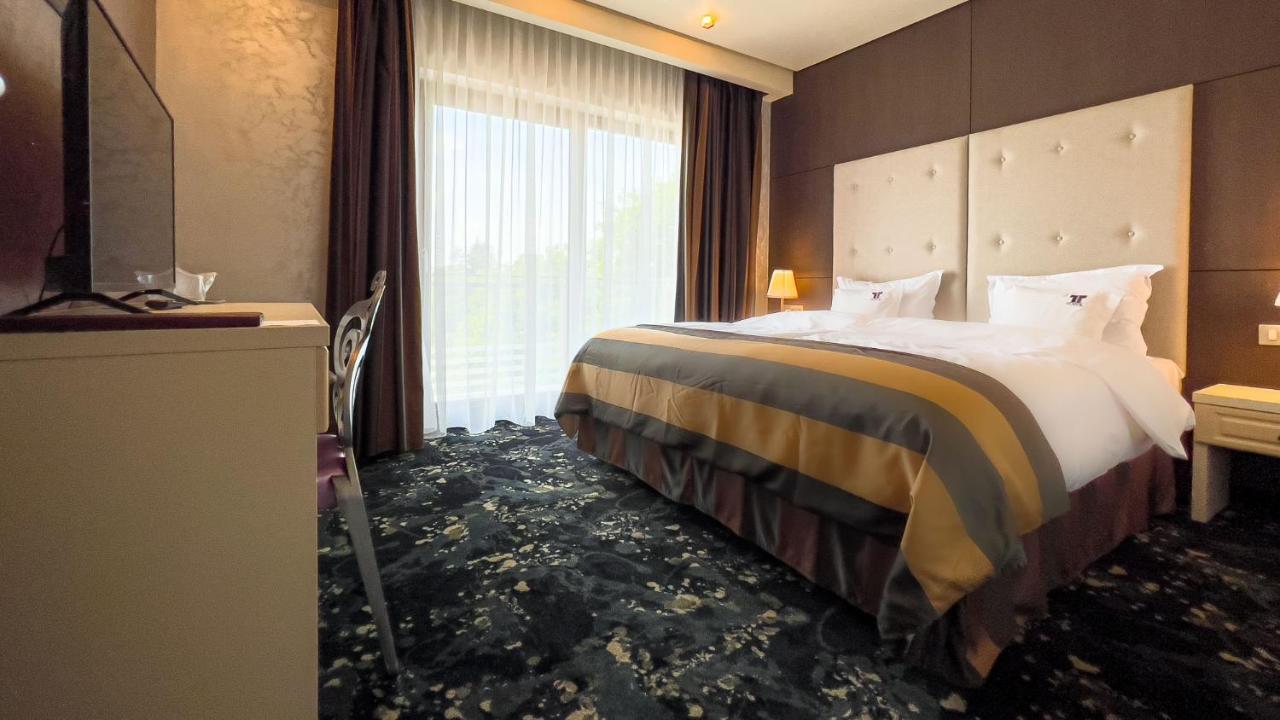 Hotel Tolea Тырговиште Экстерьер фото