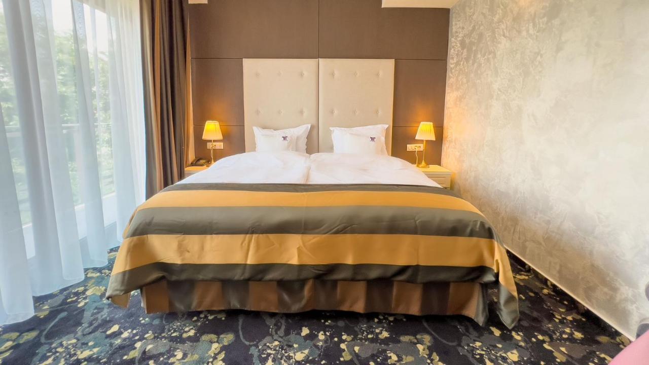 Hotel Tolea Тырговиште Экстерьер фото