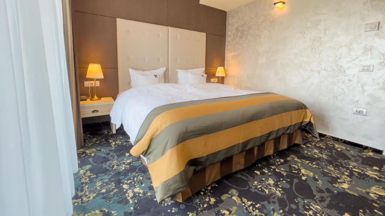 Hotel Tolea Тырговиште Экстерьер фото