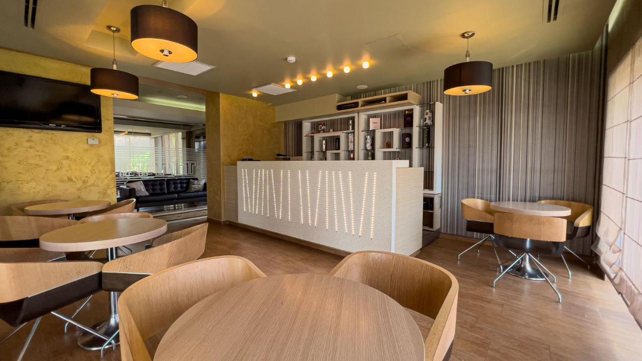 Hotel Tolea Тырговиште Экстерьер фото