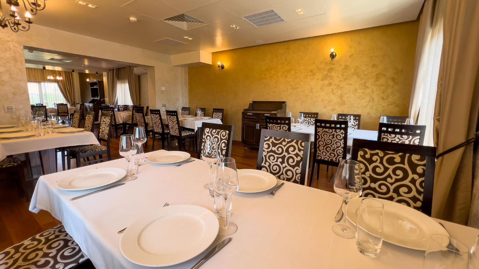 Hotel Tolea Тырговиште Экстерьер фото