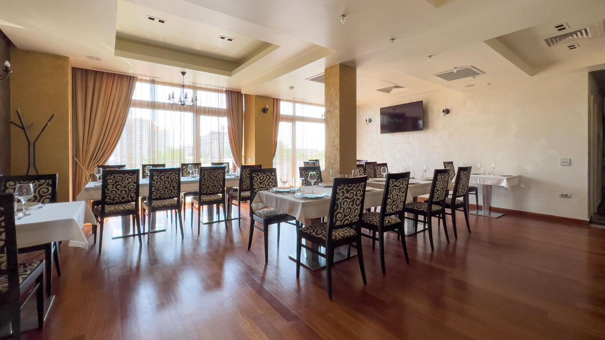 Hotel Tolea Тырговиште Экстерьер фото