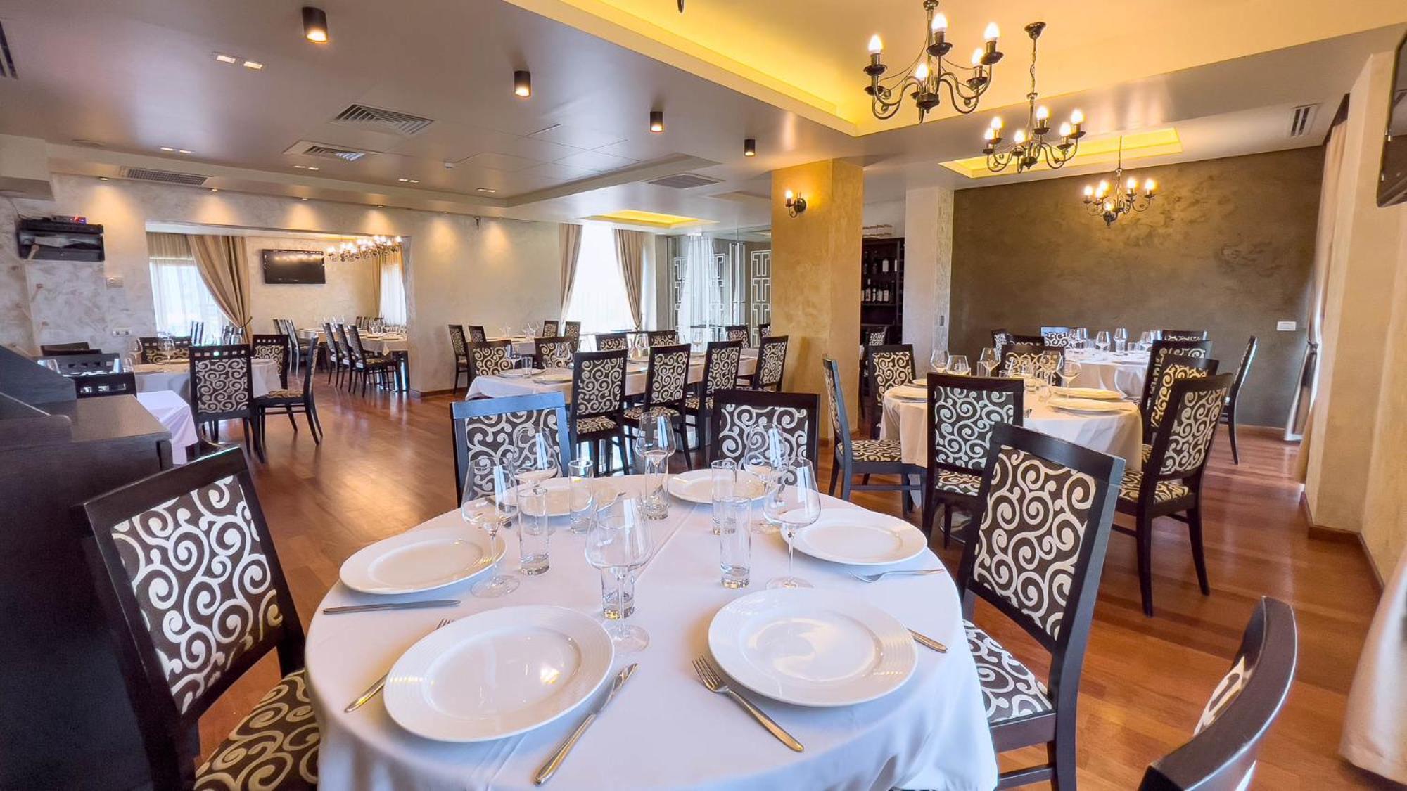 Hotel Tolea Тырговиште Экстерьер фото