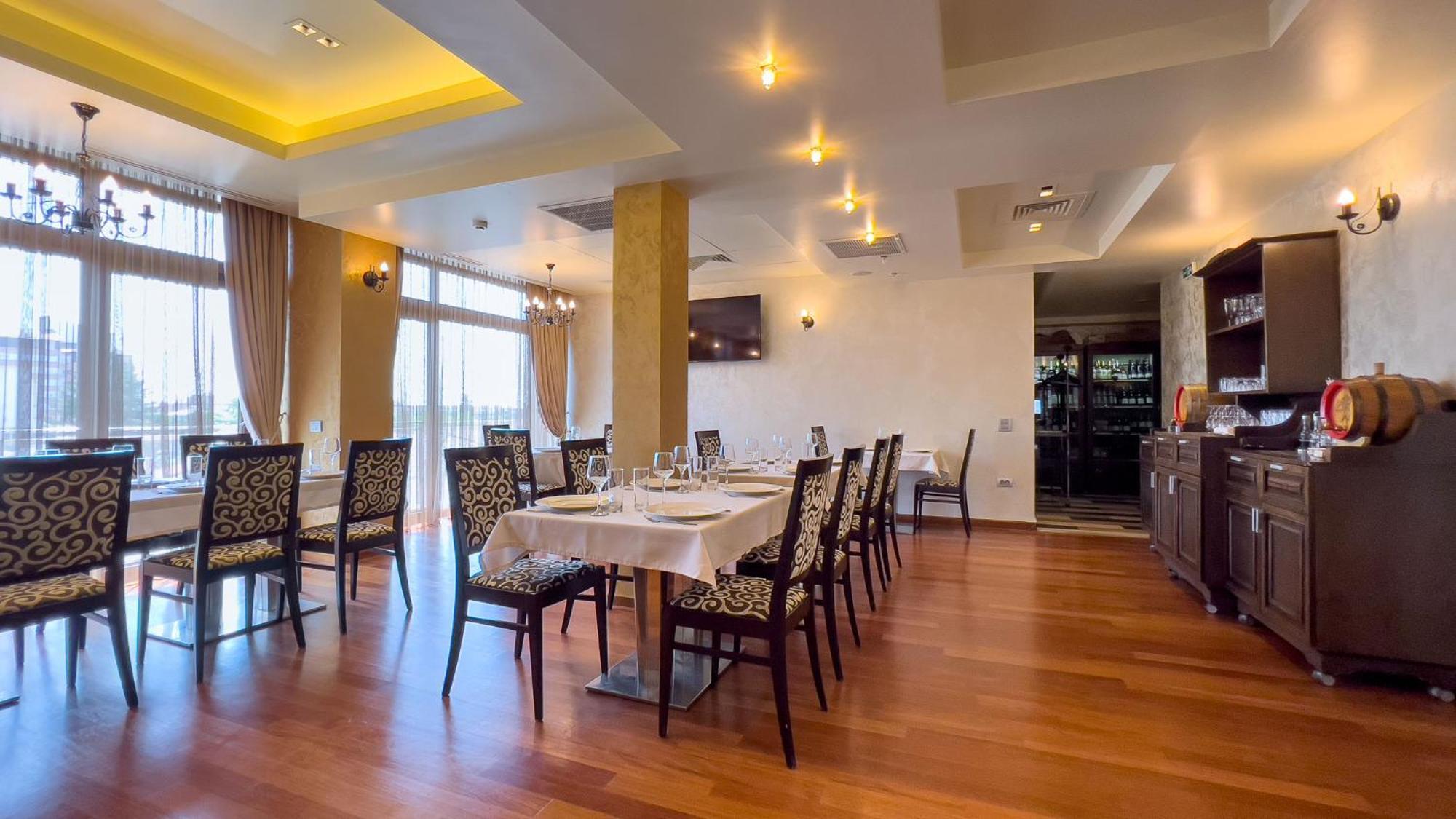 Hotel Tolea Тырговиште Экстерьер фото