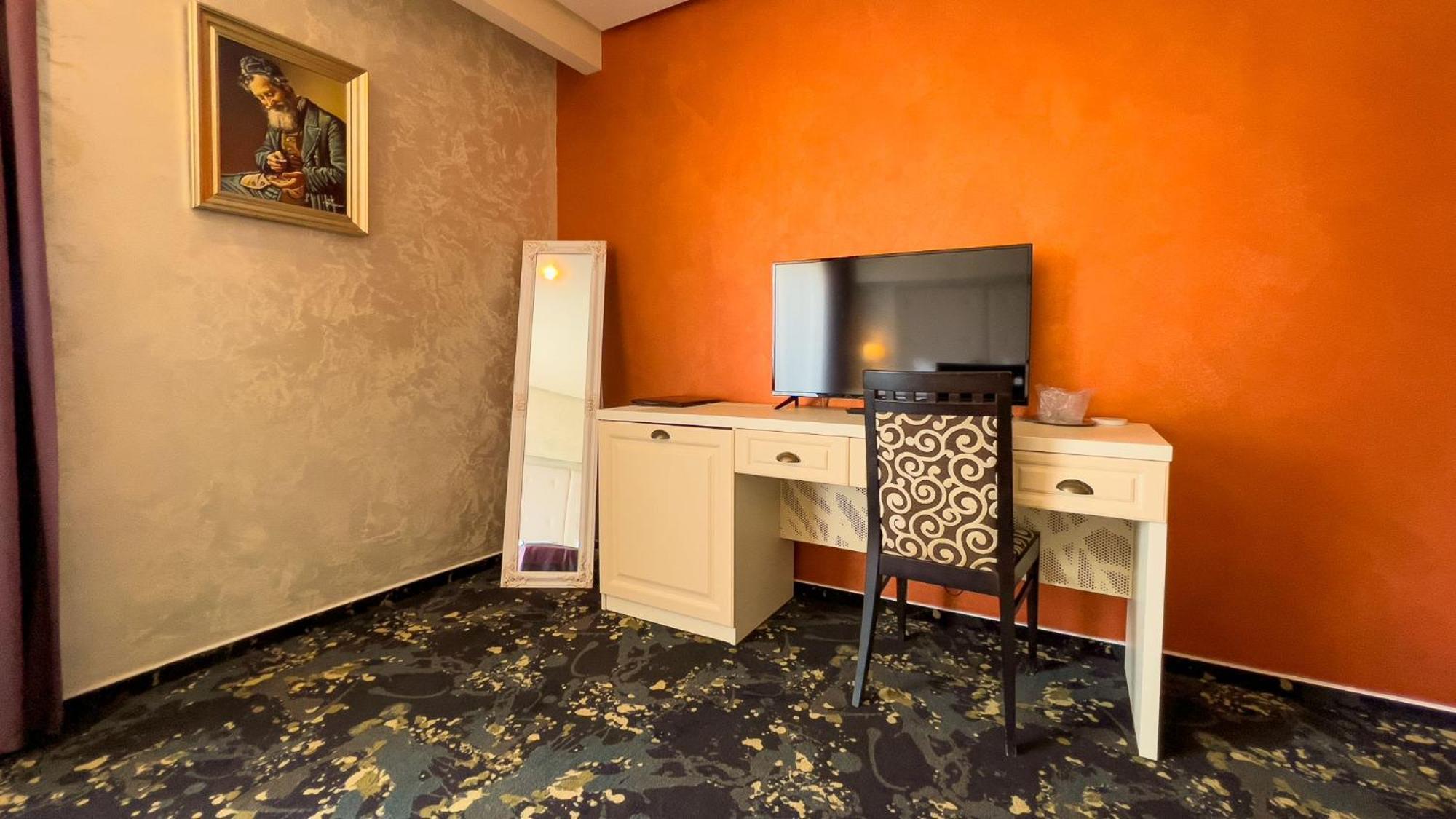 Hotel Tolea Тырговиште Экстерьер фото