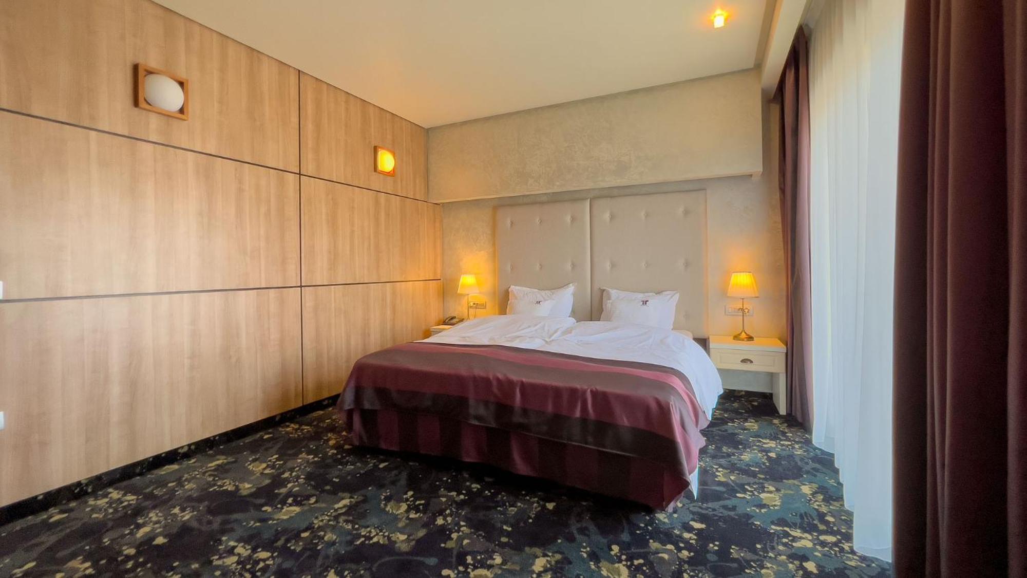 Hotel Tolea Тырговиште Экстерьер фото